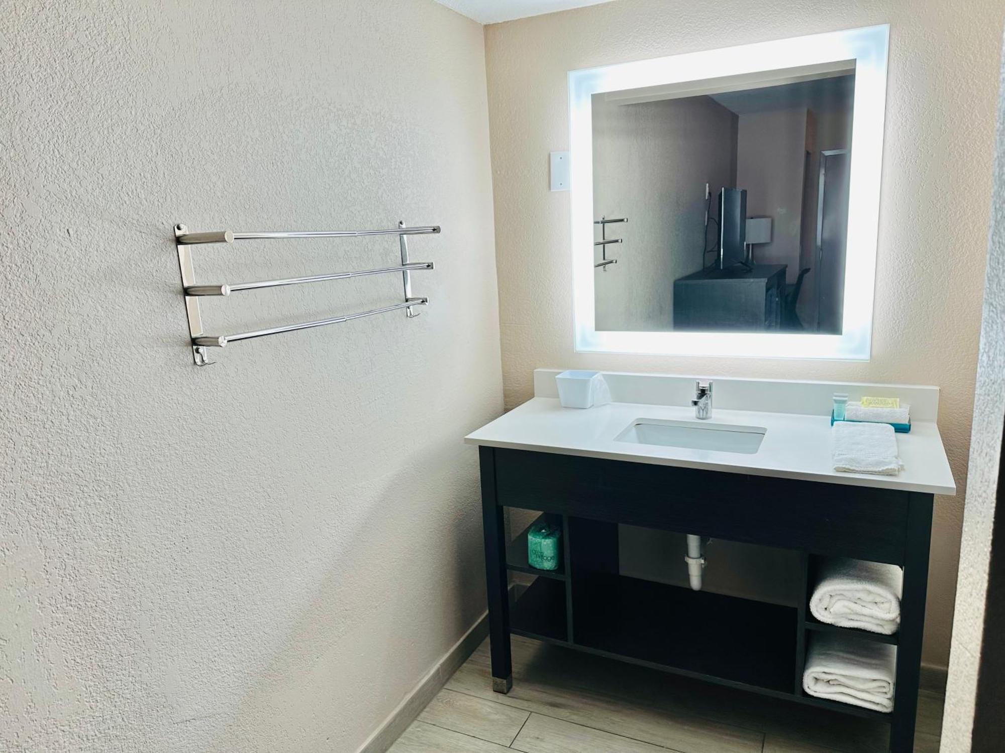 Tropical Inn & Suites, Downtown เคลียร์วอเตอร์ ภายนอก รูปภาพ